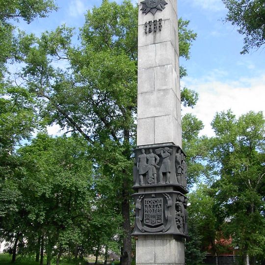 Памятник 200-летию Луги