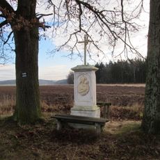 Kříž jihozápadně od Kůzové