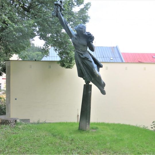 Socha ženy s květy v Lesní ulici v Mariánských Lázních