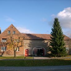 Bauernhof mit Wohnstallhaus, Torhaus (mit Oberlaubengang), Seitengebäude und Scheune sowie Feldscheune Hauptstraße 44