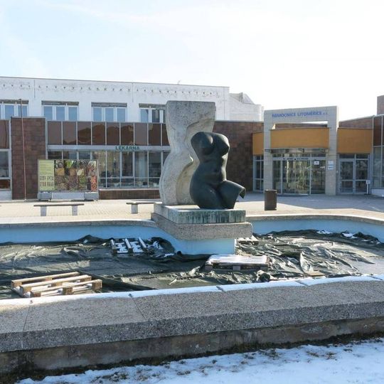 Plastika z kamene a kovu u nemocnice v Litoměřicích