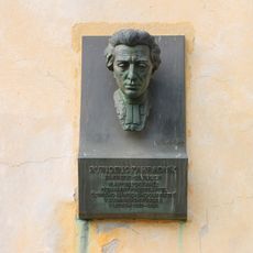 Pamětní deska Vincence Zahradníka na zdi kostela v Zubrnicích