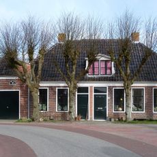 Pand onder zadeldak met wolfseinden