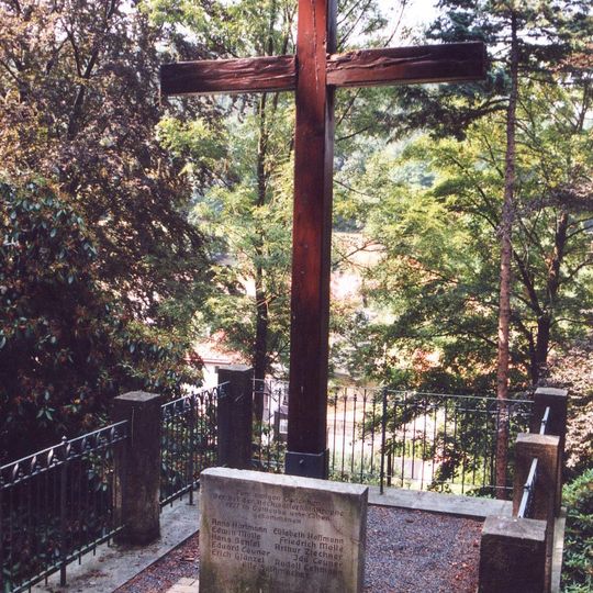 Einzeldenkmale der Sachgesamtheit Alter Friedhof Bad Gottleuba: Gedenkstein zur Hochwasserkatastrophe des Jahres 1927, Gräberreihe für die Opfer beider Weltkriege Kirchgasse -