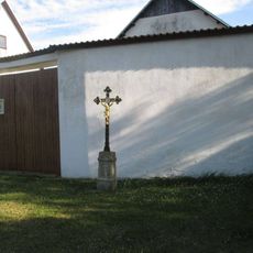 Kříž v Benešově u Šrůtkovy farmy
