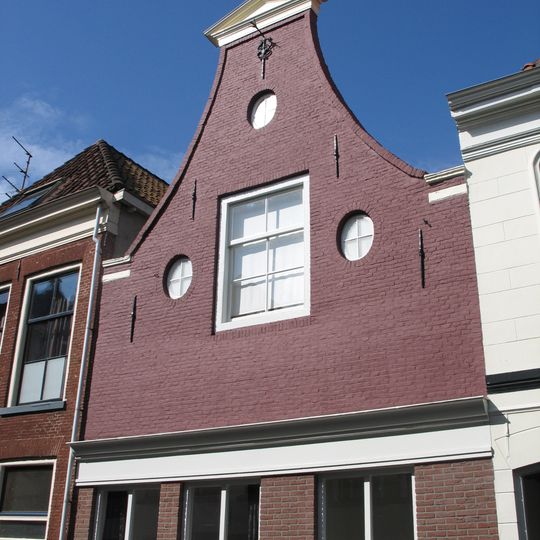 Pand met door een driehoekig fronton bekroonde klokgevel en jongere winkelpui