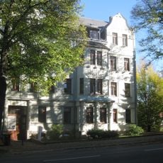 Mietshaus in halboffener Bebauung mit Vorgarten Geibelstraße 15