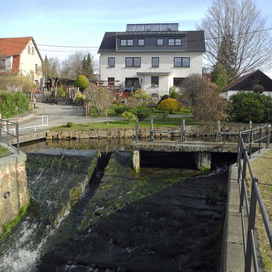 Ufermauern beidseitig entlang des Mühlgrabens, Teilstück Ufermauer der Wesenitz, mehrere Schöpfstellen und drei Steindeckerbrücken An der Wehrbrücke 1, 3, 4, 6, 7a, 8, 10, 11, 12, 13; Hauptstraße 72, 84; Weststraße 8a; Ziegelweg 1, 3