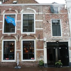 Huis met gepleisterde lijstgevel