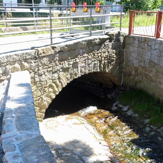 Einbogige Granitbrücke über das Lange Wasser Uferstraße 2