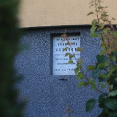 Pamětní deska Františky Urbanové na domě Na Krčské stráni 692/21 v Praze