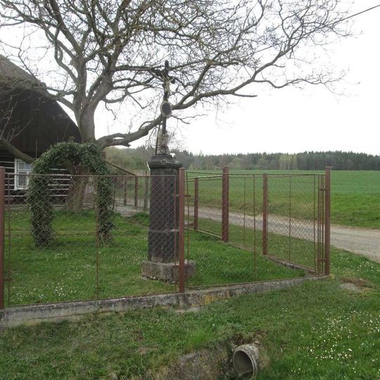 Kříž v Horních Příkosicích v zahradě