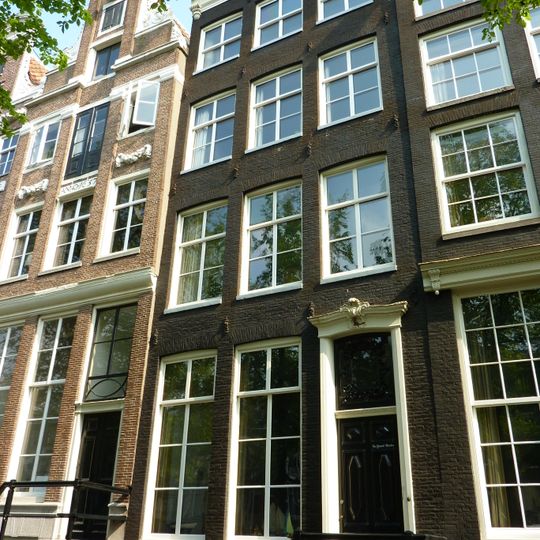 Pand met gevel onder lijst met consoles