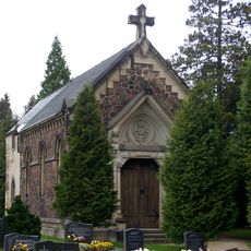 Friedhofskapelle, Friedhofstor und Einfriedungsmauer des Friedhofs, Friedhofsgestaltung (Gartendenkmal), sowie Grabmal der Müllerfamilie Tittel Wilsdruffer Straße -