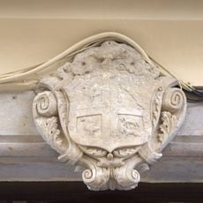 Escudo en el edificio de la Calle San Roque 8 de Alcira