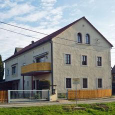 Wohnstallhaus (Nr. 32), Seitengebäude (Nr. 34) und Scheune eines Dreiseithofes Grundstraße 32; 34