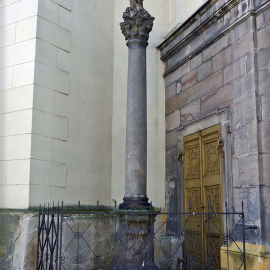 Morový sloup u kostela Nanebevzetí Panny Marie v Žatci