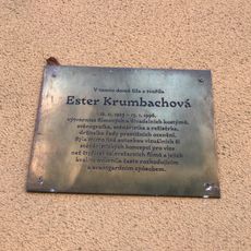 Pamětní deska Ester Krumbachové na domě Za Zelenou liškou 953/1a v Praze