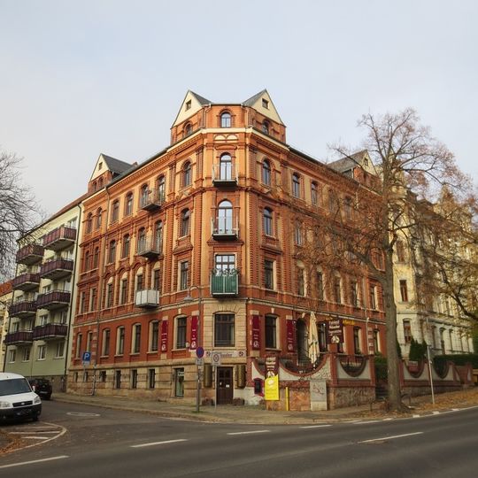 Mietshaus in geschlossener Bebauung in Ecklage mit Vorgarten Barbarossastraße 25