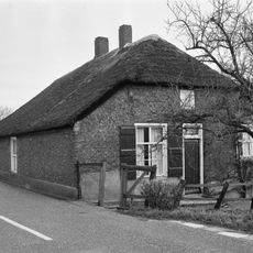 Boerderij onder met riet gedekt wolfdak