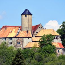Sachgesamtheit Burg Altschönfels, mit den Einzeldenkmalen: Burg mit Bergfried, Kapelle und Vorburg (siehe Einzeldenkmalliste - Obj. 09237821) und dem Burgberg (mit Ringmauern und Resten der Gräben) als Sachgesamtheitsteil Burgstraße 34