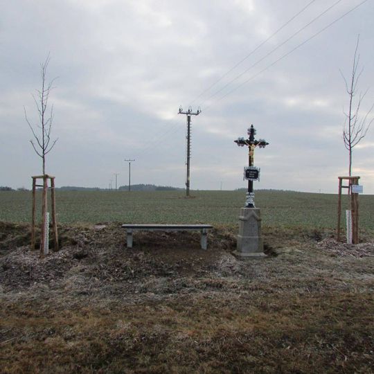 Kříž jižně od Kaliště u cesty do Holušic