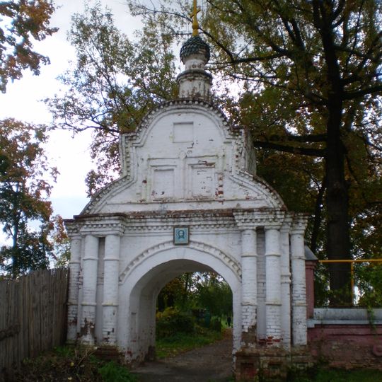 Ограда с башней и воротами