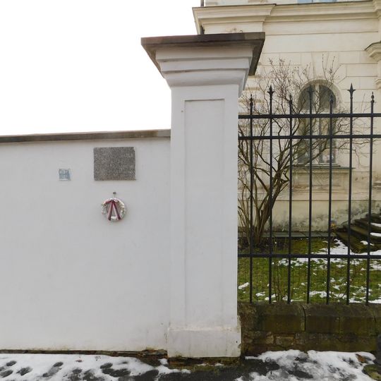 Pamětní deska Bohumila Procházky na plotu domu Sibeliova 2/49 ve Střešovicích