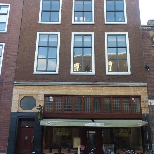 Pand met bakstenen gevel met rechte kroonlijst en in verlengde wolfdak - terzijde - topgevel, moderne onderpui