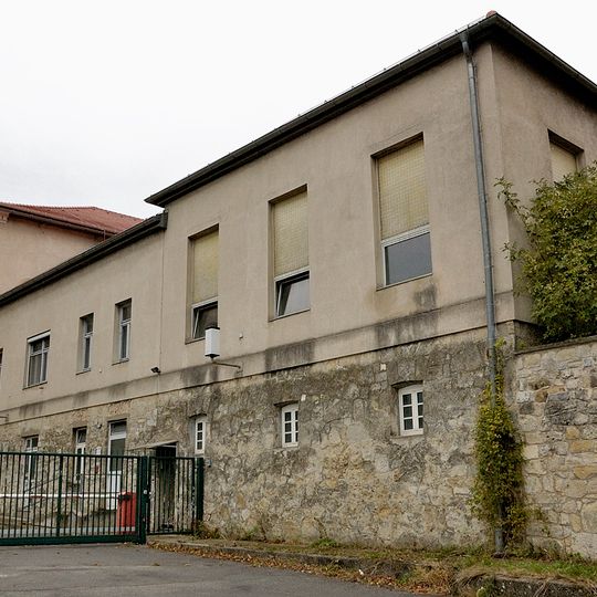 Ehem. Wirtschafts- und Mannschaftsgebäude mit anschließendem Torbogen