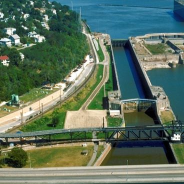 Navigatiesluizen: hydraulische bouwwerken, dammen en scheepsliften