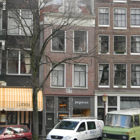 Pand met gevel met gevelsteen