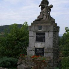 Pomník padlým na návsi před hradem Sovinec