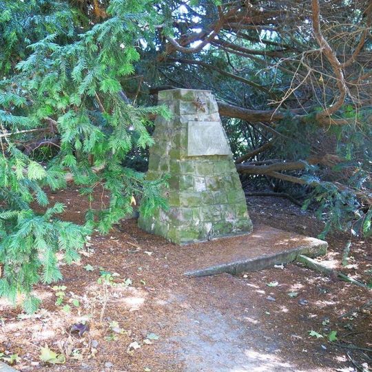 Pomník československo-italského přátelství v zámeckém parku v Ploskovicích