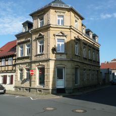 Mietshaus in halboffener Bebauung und in Ecklage August-Bebel-Straße 14