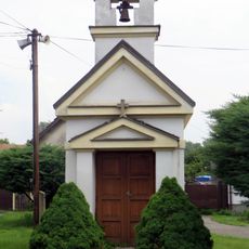 Kaplička na návsi ve Vápensku