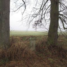 Kříž severně od Mileva mezi stromy