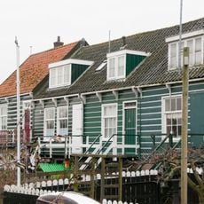 Woningblok bestaande uit vier woningen, gebouwd op een rechthoekig grondplan