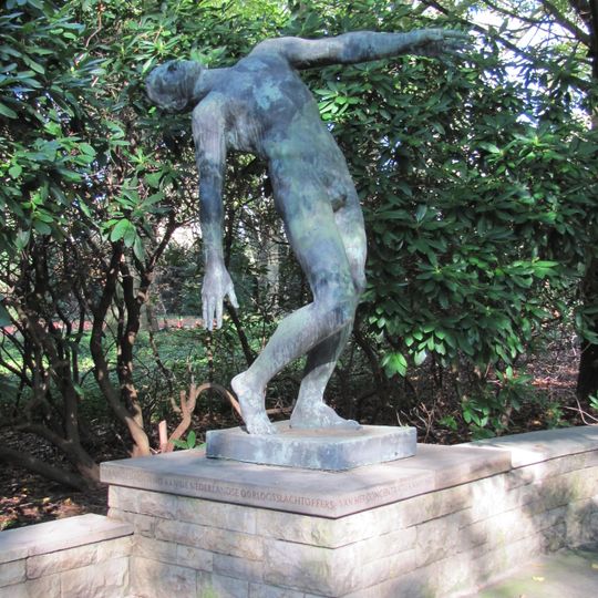 ‘De Vallende Man’ op het Nederlands ereveld