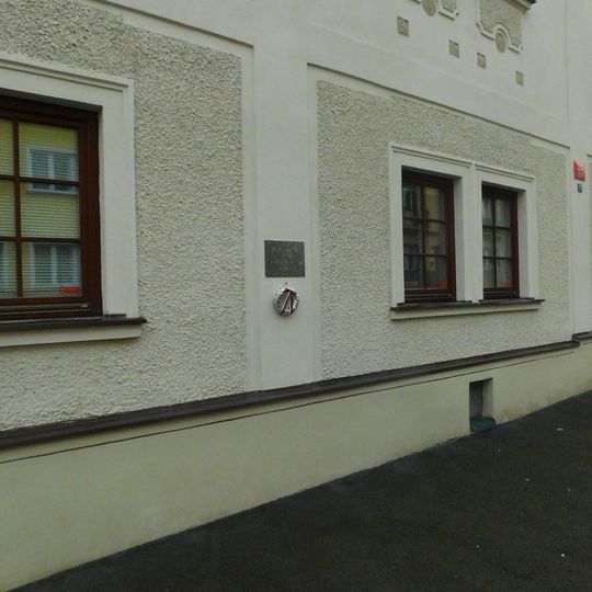 Pamětní deska Josefa Šimáka na domě Šlikova 308/53 na Břevnově