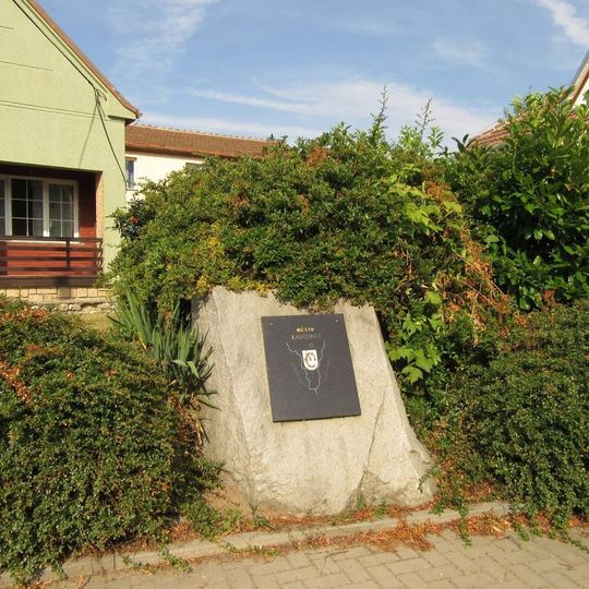 Pamětní deska města Lanžhota na ulici Komárov