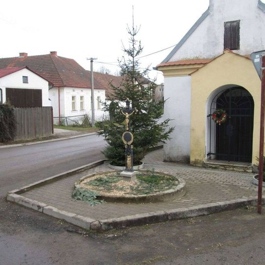 Kříž u kaple v Chrboníně