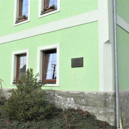 Pamětní deska Jana Slavíka na domě 11 v Šlapanicích