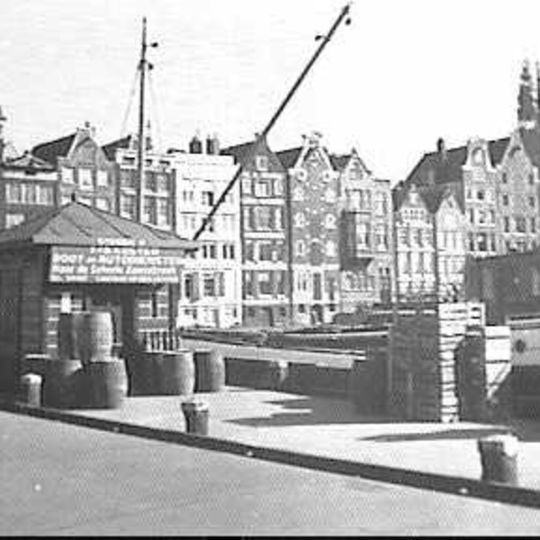 Pand met gepleisterde gevel onder rechte lijst met consoles