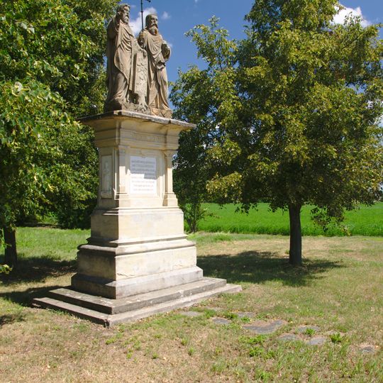 Sousoší svatých Cyrila a Metoděje v Ratajích na okraji vsi