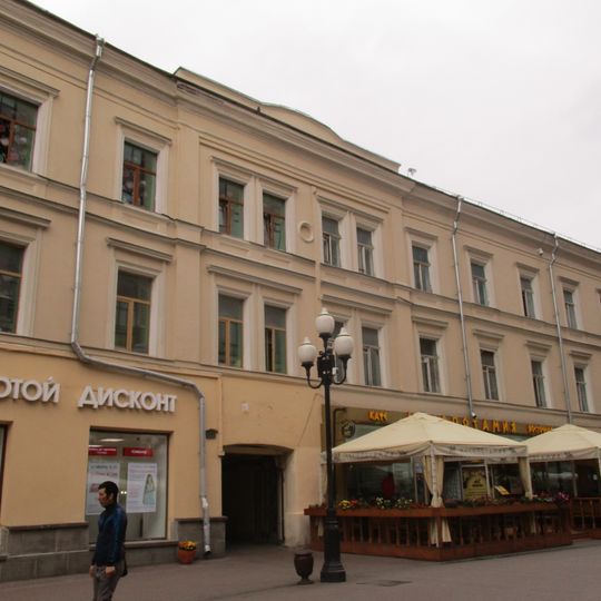 Доходный дом с магазинами