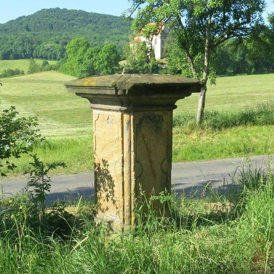 Podstavec odstraněné sochy světce u rozcestí před Milešovem