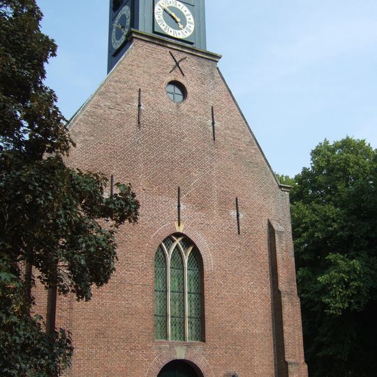 Houten torentje met achtzijdige spits op de westzijde van het dak van de Protestantse Kerk