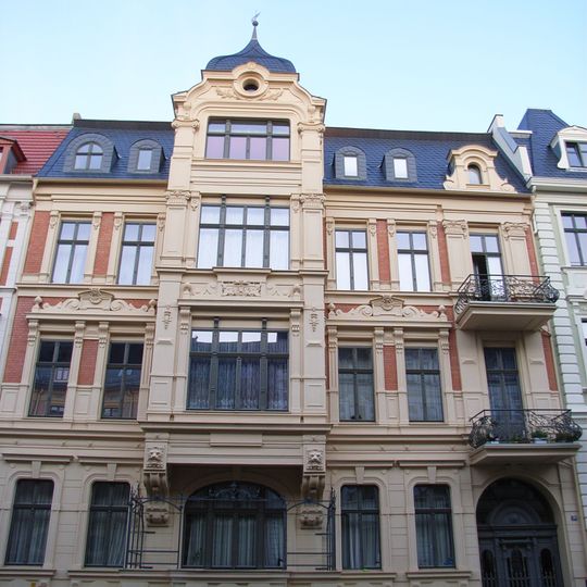 Mietshaus in geschlossener Bebauung mit Vorgarten Augustastraße 10
