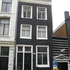 Verhoogd pand met gebroken dak